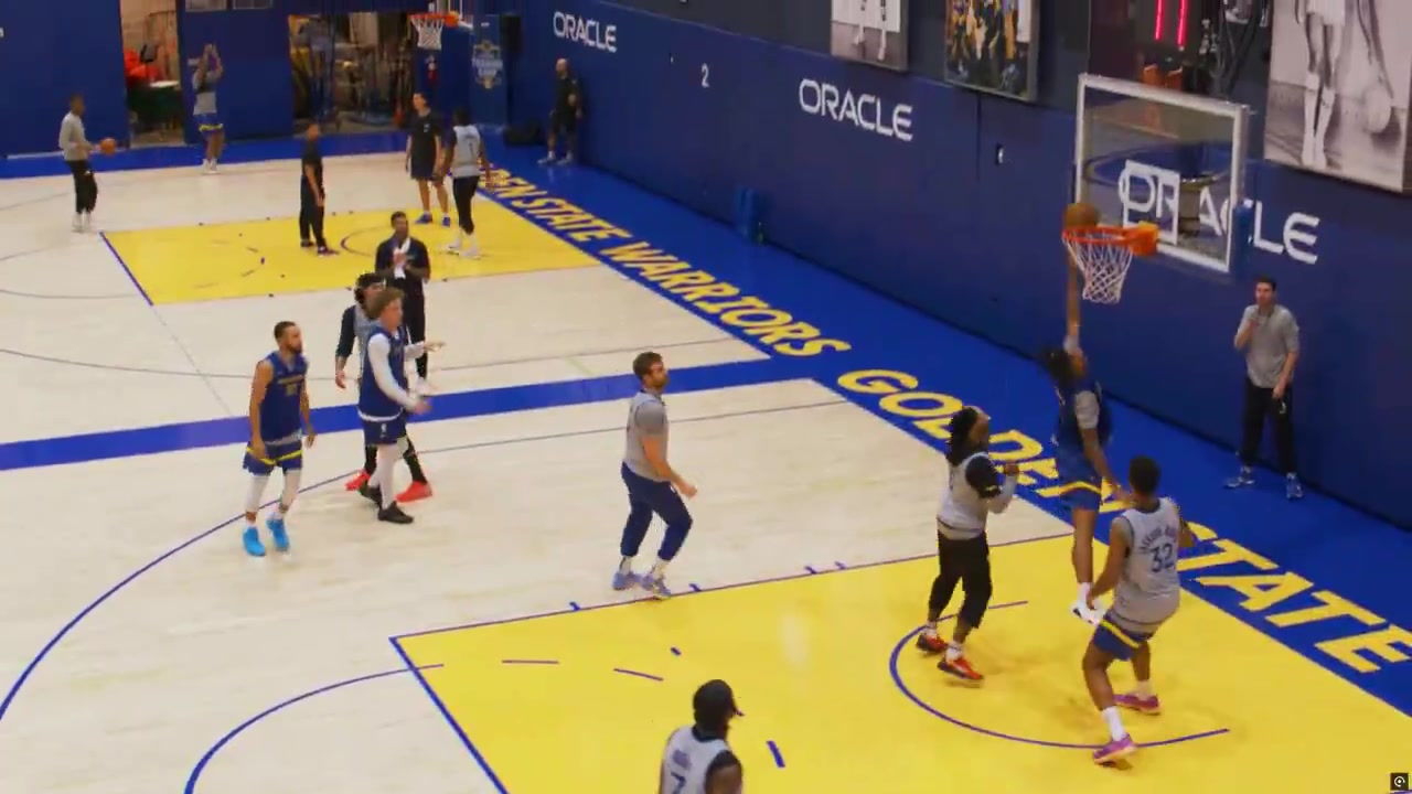 勇士新秀威爾-理查德訓(xùn)練中一記漂亮順下巴特勒和科爾贊不絕口