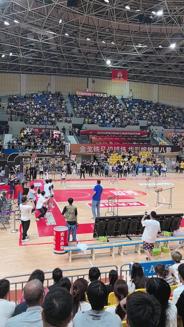 戰(zhàn)神真不是吹的劉玉棟浙BA中場(chǎng)活動(dòng)穿牛仔褲沒(méi)熱身三分10中10