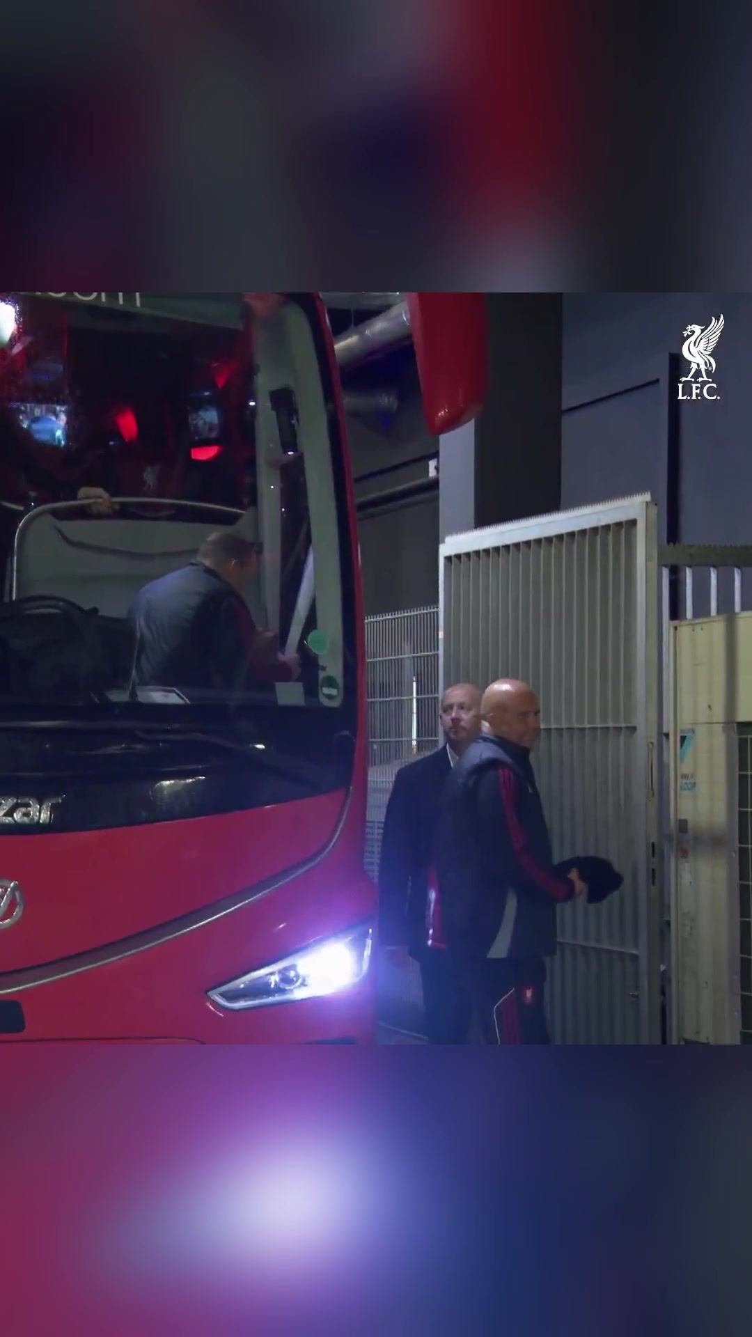 薩拉赫替補維爾茨首發(fā)利物浦抵達球場迎戰(zhàn)法蘭克福