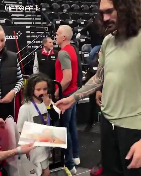 他真的我哭死小球迷此前拿出追夢踢蛋照亞當(dāng)斯竟照簽不誤