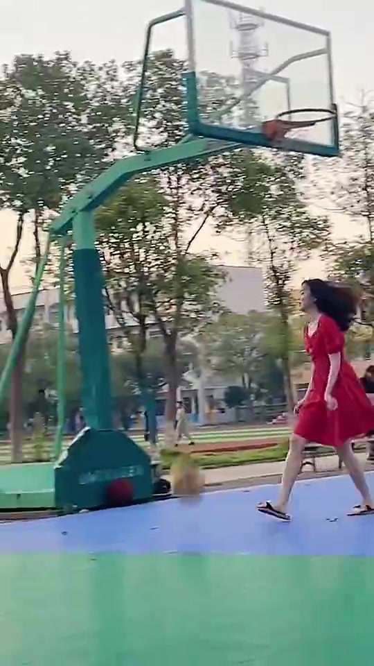 看起來(lái)玩得很開(kāi)心啊小姐姐穿著裙子拖鞋和一群小男孩打球