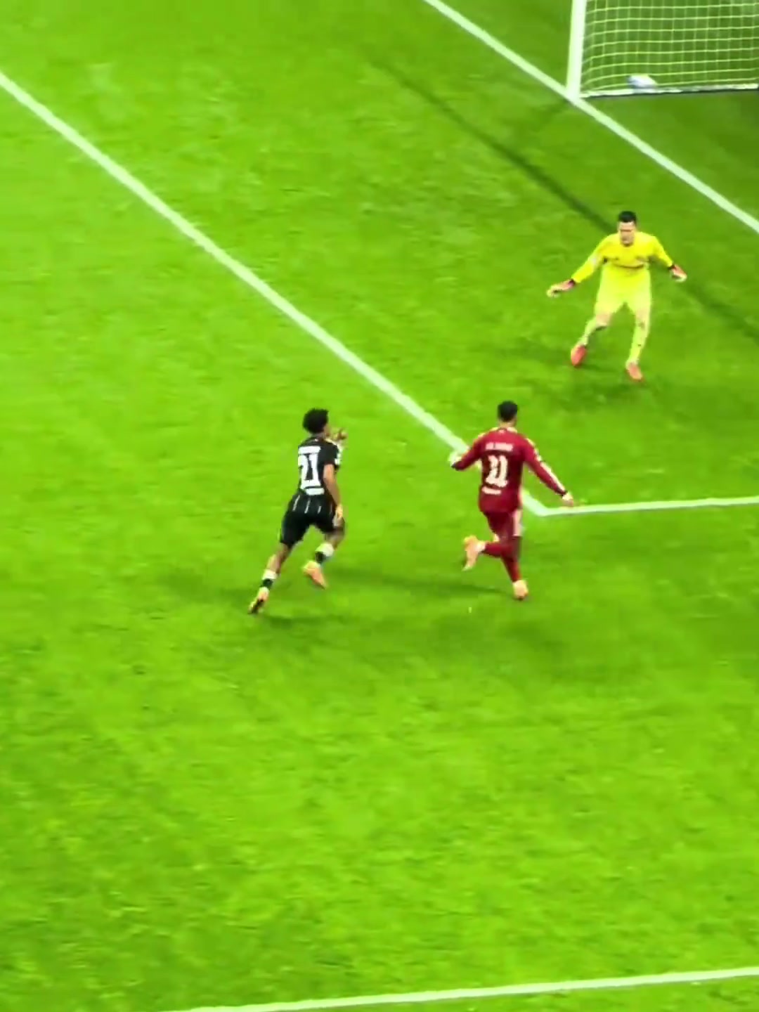 空門不傳薩拉赫無(wú)視空門的維爾茨小角度打門維爾茨氣得跳腳