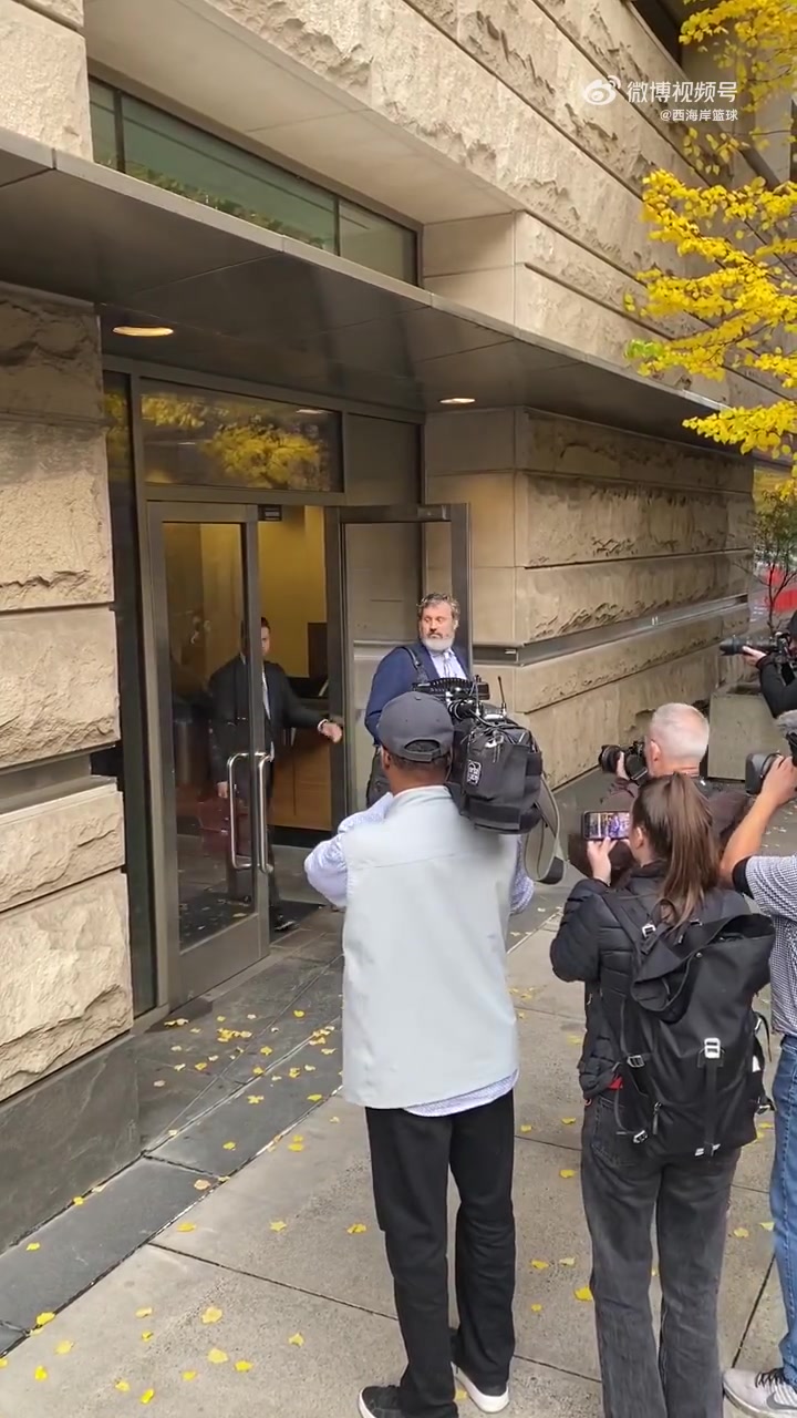 感覺人直接頹了啊比盧普斯已獲保釋離開波特蘭當(dāng)?shù)胤ㄔ? title=