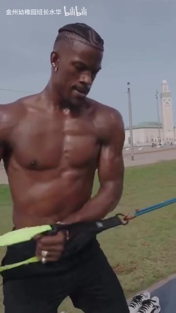 刻苦總有回報(bào)一起來(lái)感受巴特勒恐怖的核心力量魔鬼筋肉人