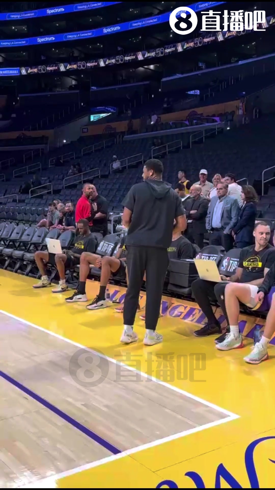 被你蒙進了斯瑪特在替補席背對籃筐扔進三分