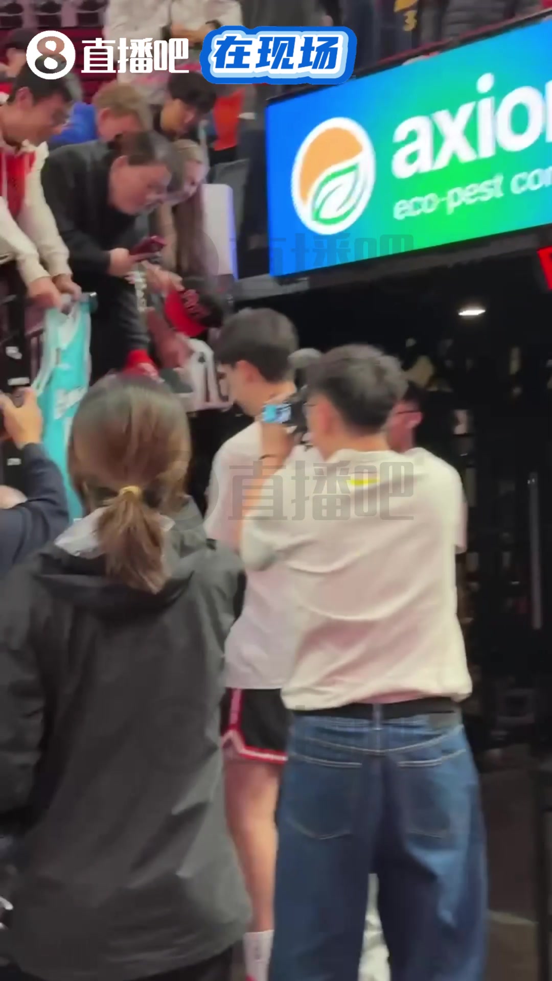 楊瀚森賽前給場邊球迷簽名這人氣真是杠杠的