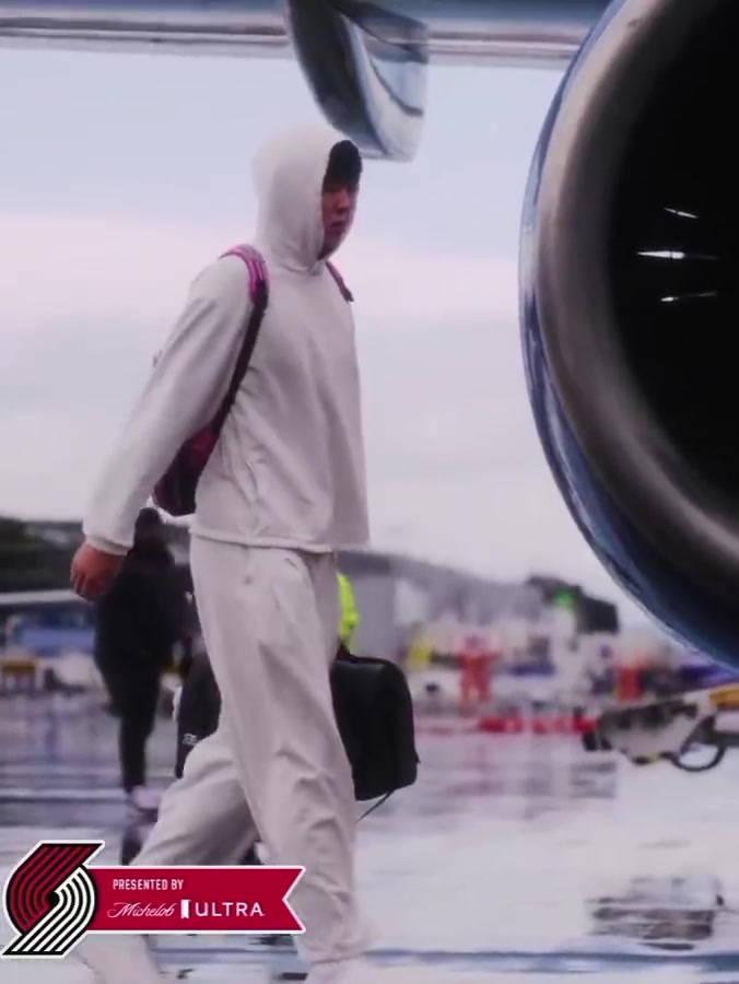 開拓者開啟三連客之旅楊瀚森背著小粉書包登機(jī)看來是真喜歡