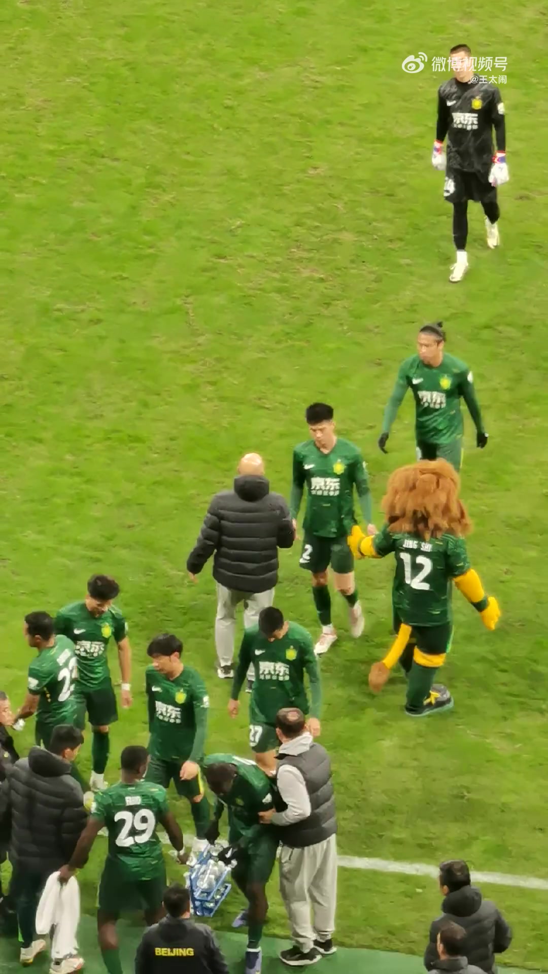 恩加德烏賽后怒摔水瓶球迷你還來(lái)勁了四個(gè)球有倆都是你失誤