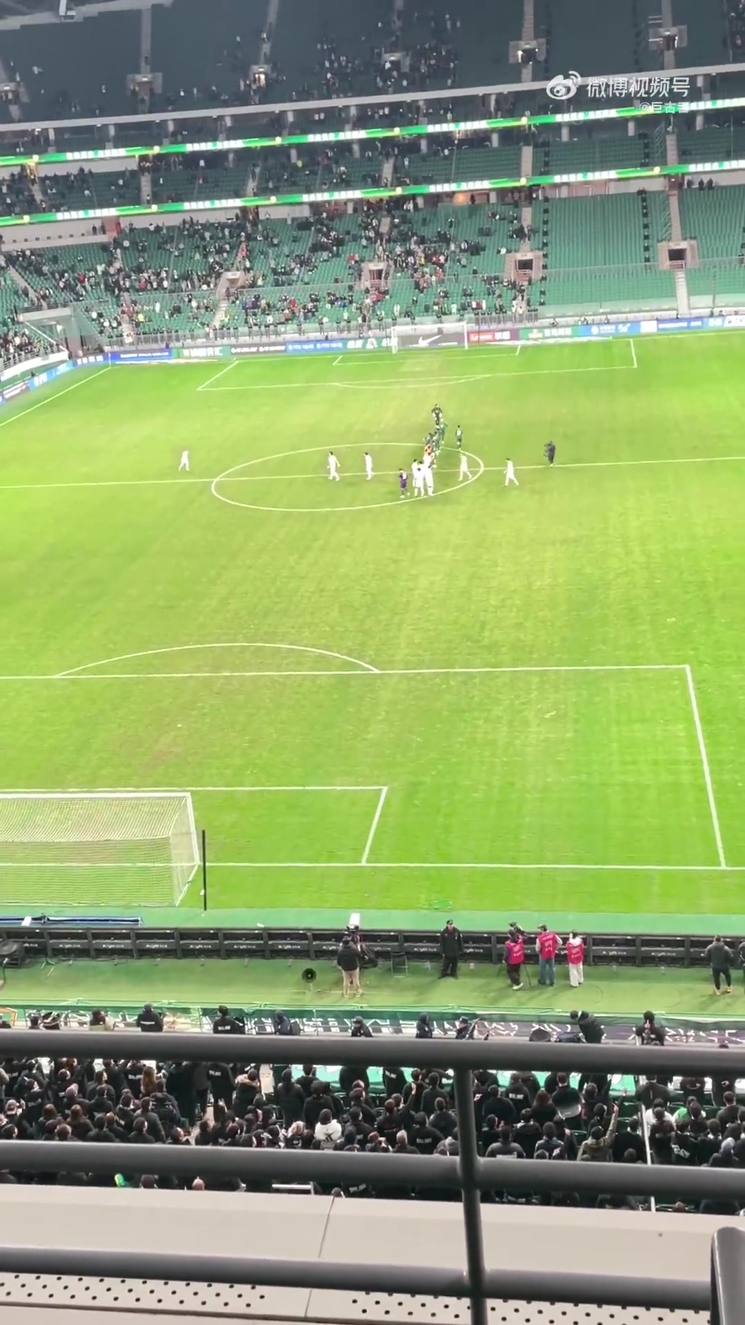 賽后國(guó)安球迷全場(chǎng)高呼中赫滾蛋還我國(guó)安