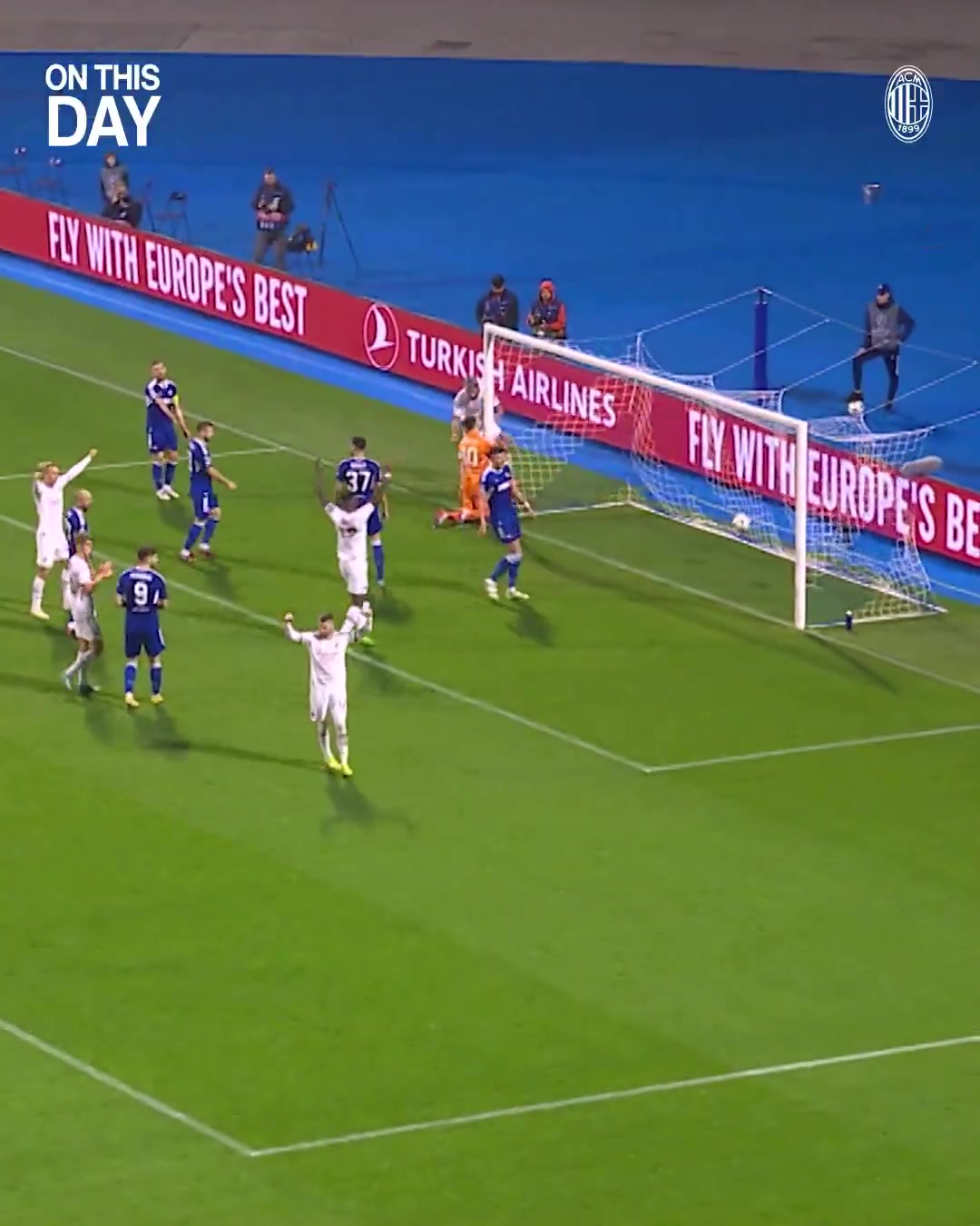 3年前加比亞打進(jìn)了紅黑生涯的第一粒進(jìn)球