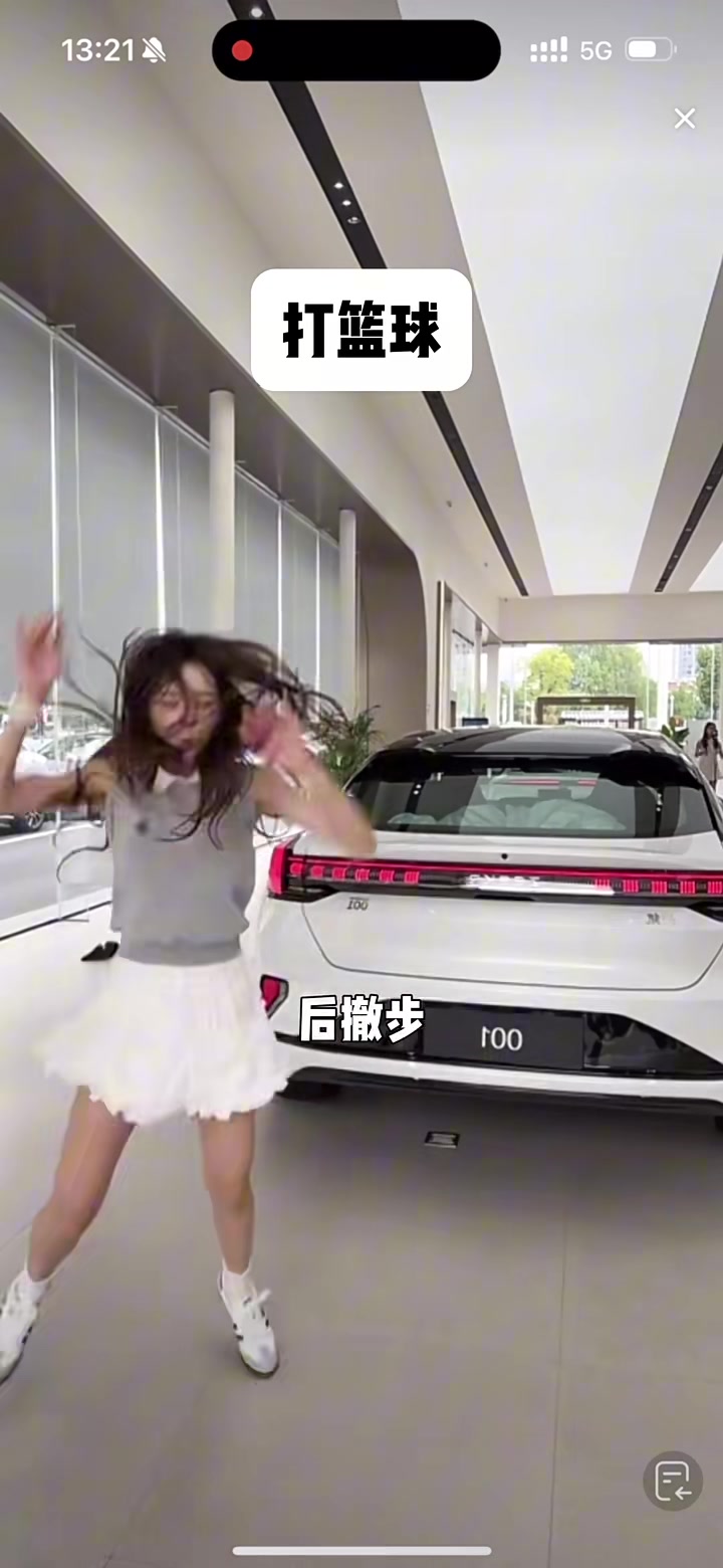 現(xiàn)在沒點(diǎn)籃球才藝都沒法去賣車?yán)? title=