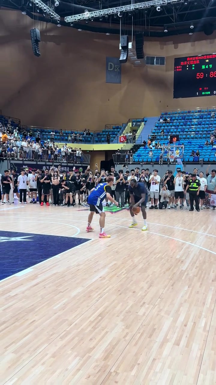 好慘程鑫凱身穿普爾球衣被追夢無情碾壓得分隨后還被鎖喉