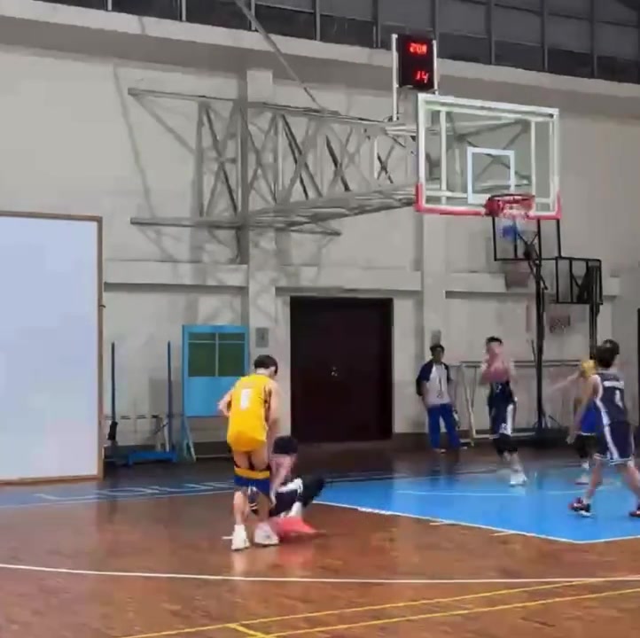 是讓你籃板卡位上強度不是讓你上尺度