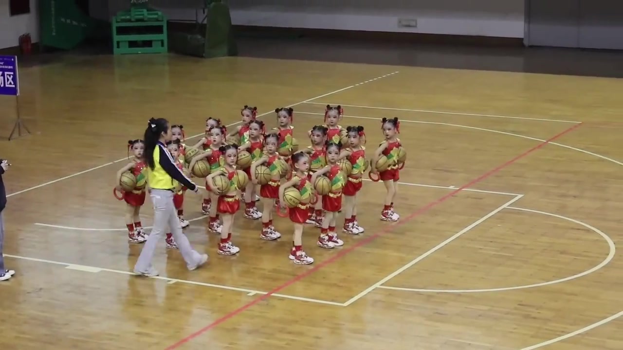 這么小的萌娃能跳出這么整齊的籃球舞真的有點厲害啊