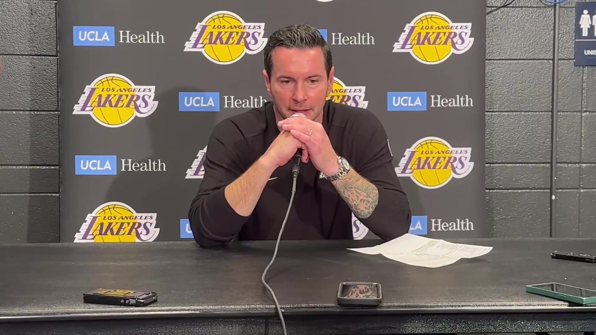 雷迪克賽后采訪談里夫斯絕殺他會出現(xiàn)在最重要的時刻