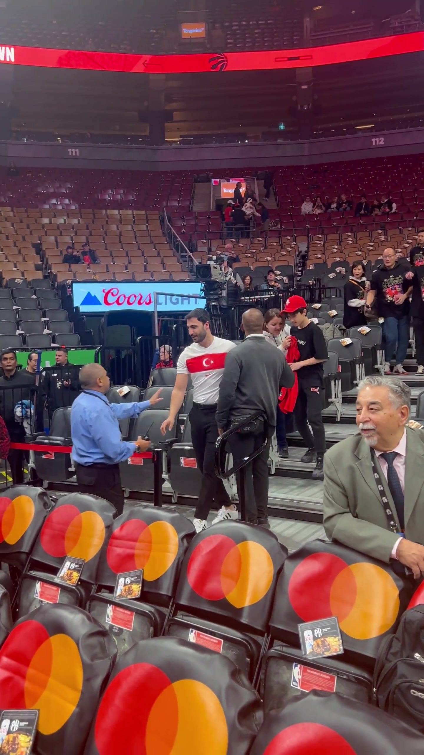 人真好昨天申京支開(kāi)保安 喊現(xiàn)場(chǎng)支持他的土耳其老鄉(xiāng)合影簽名