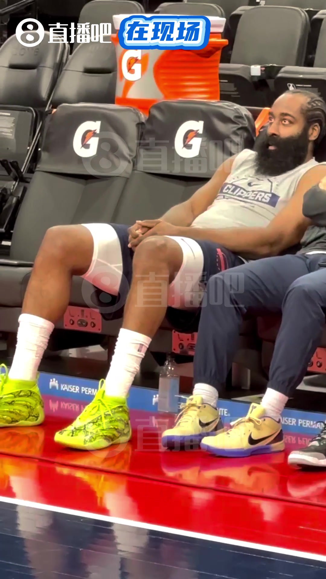 這球鞋配色如何登哥賽前在板凳上癱著發(fā)呆很愜意啊