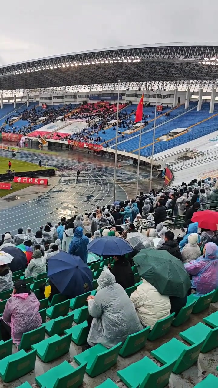 夠意思實拍凄風冷雨中不少北京球迷仍隨國安遠征長春