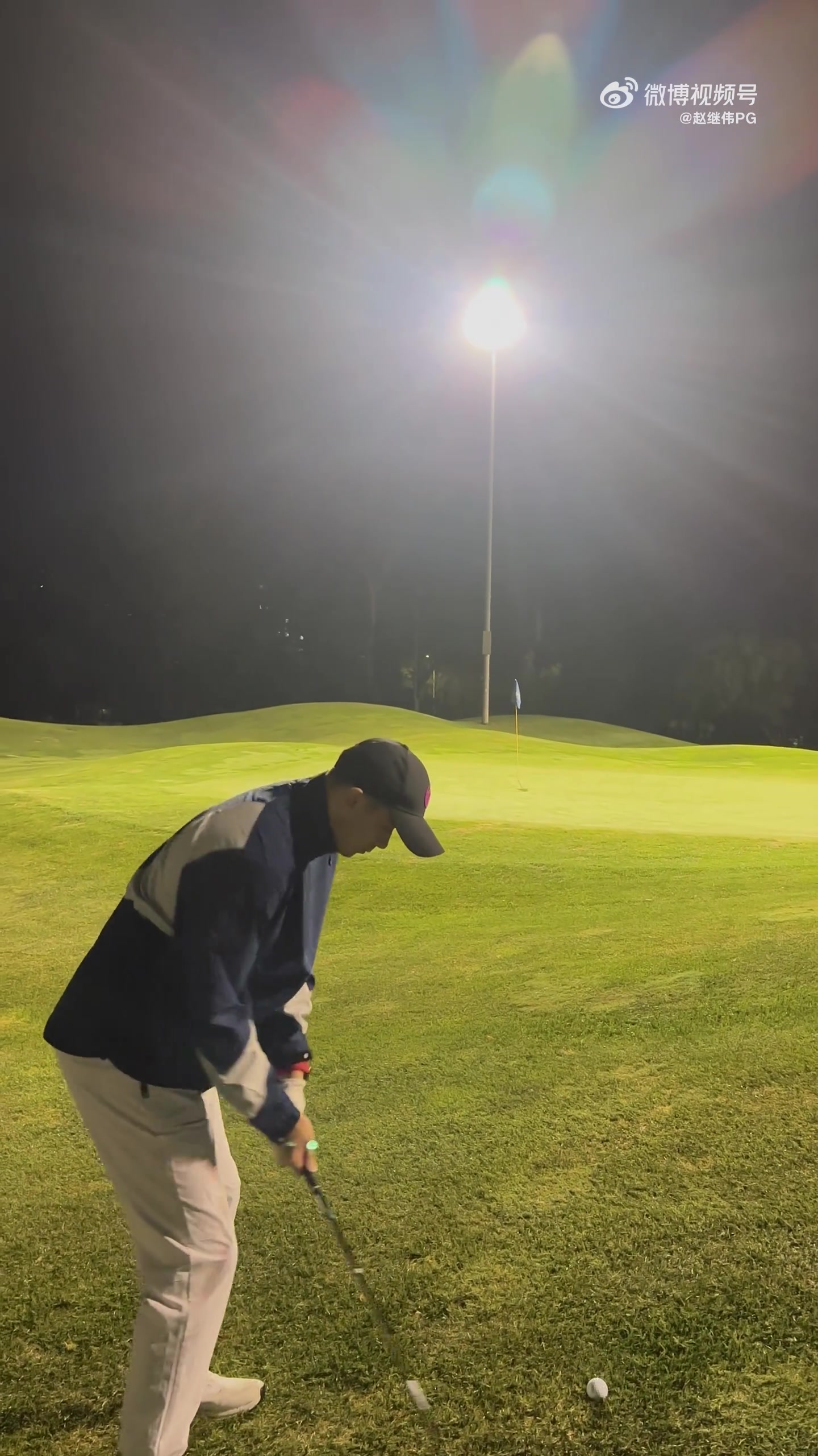 牛啊趙繼偉打高爾夫球直接一桿進(jìn)洞 引發(fā)一陣驚呼