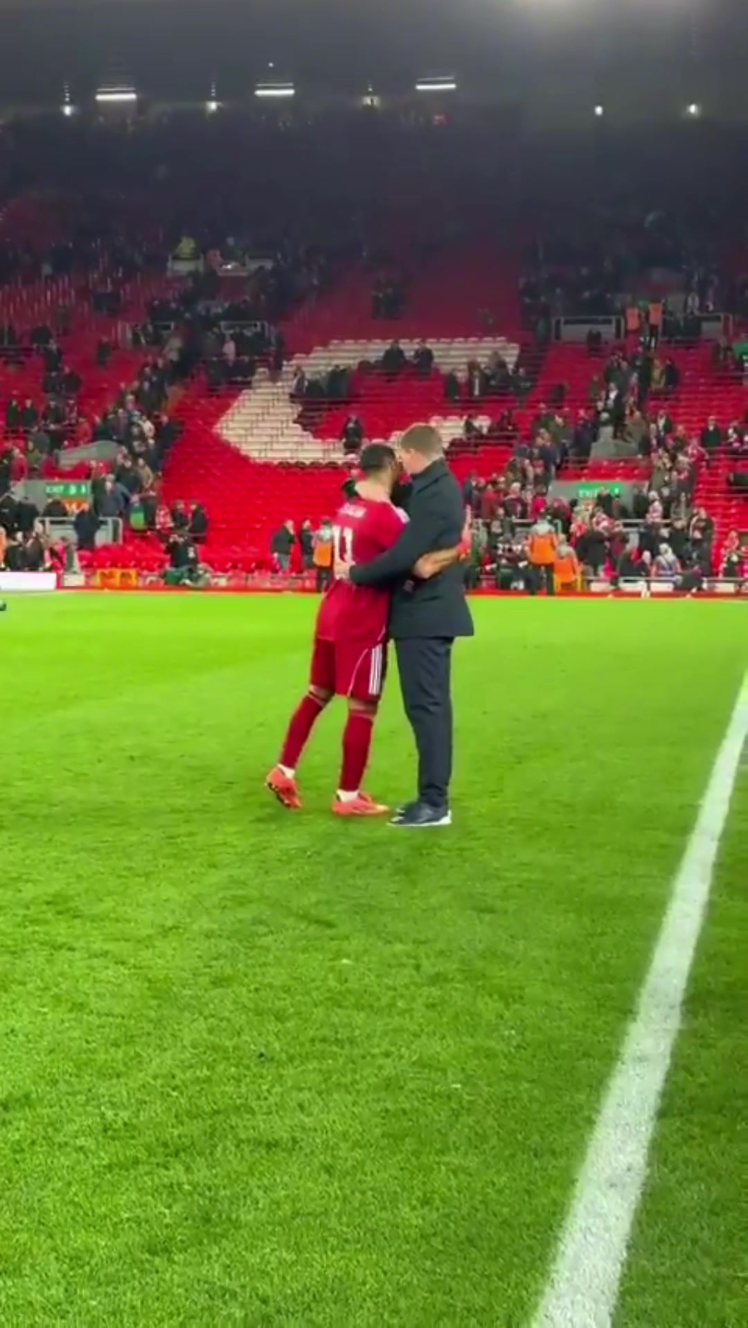 杰拉德和麥克馬納曼祝賀薩拉赫為利物浦打入第250粒進球?