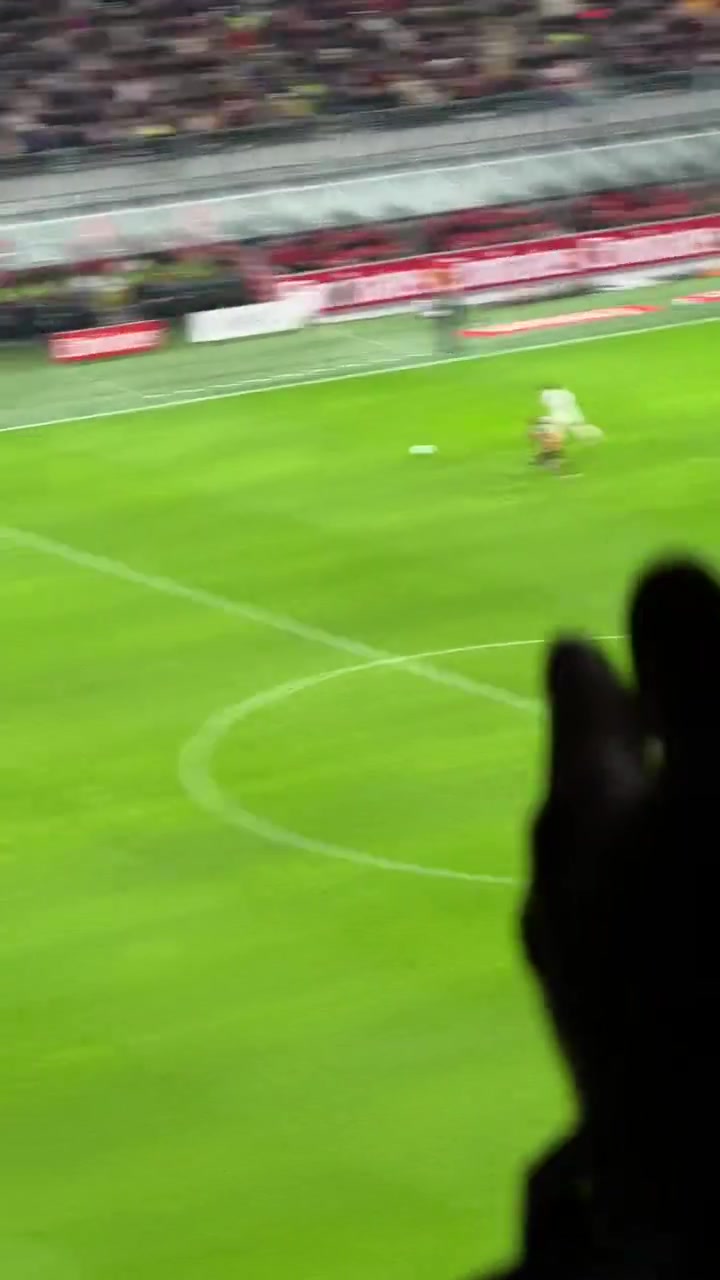 老當益壯球迷現場實拍莫德里奇回追防守卡位