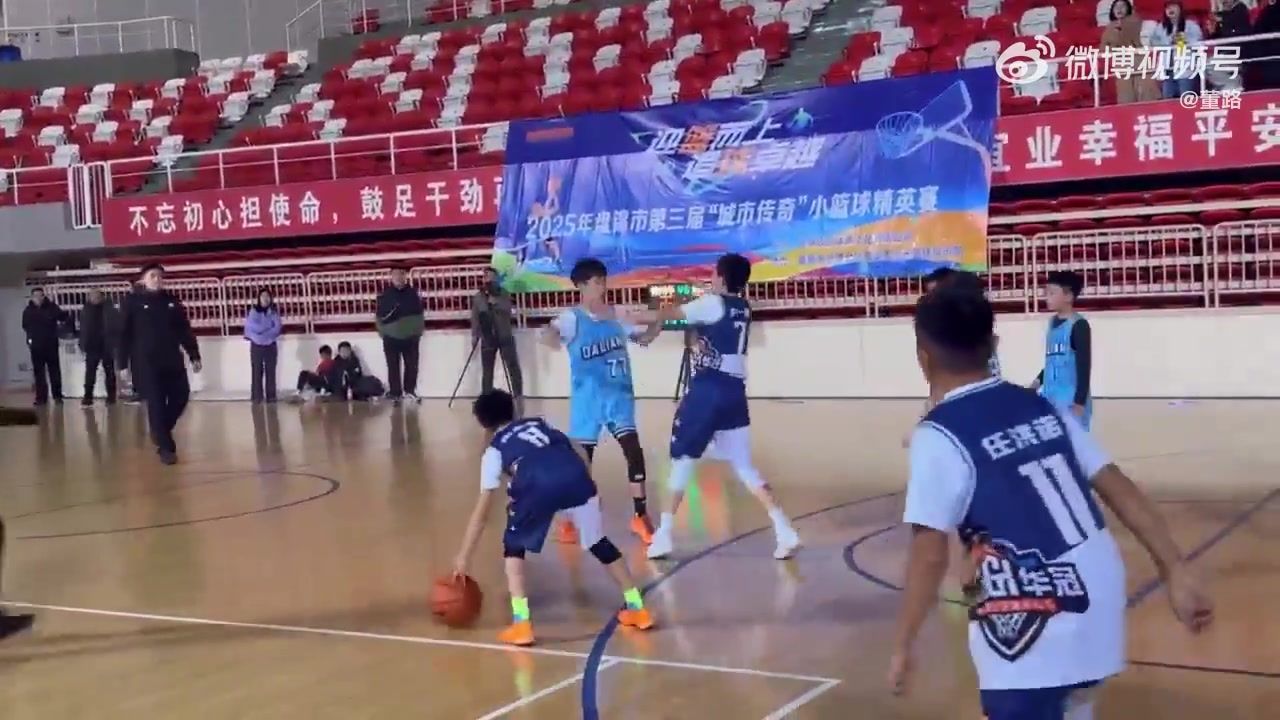 無語場邊家長沖進(jìn)場內(nèi)推倒比賽小球員直接引發(fā)多方家長沖突斗毆