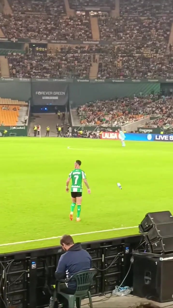 圓神發(fā)力安東尼喝水時發(fā)現球隊發(fā)起進攻立馬要球助攻隊友破門