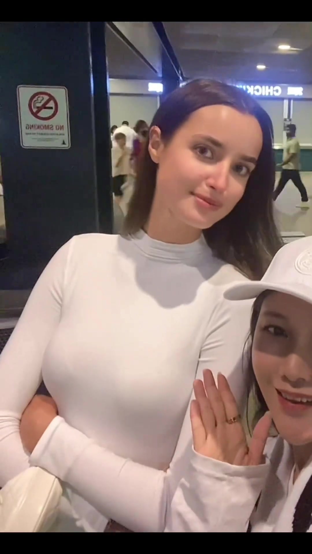 網(wǎng)友偶遇阿諾德女友不得不說真人人美身材好